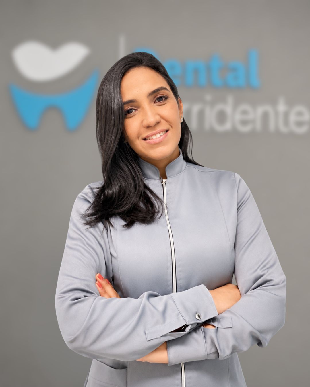 Dentista da Dental Sorridente sorrindo na recepção da clínica